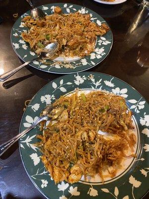 Pad thai with chicken and tofu - does not come with bean sprouts or lime but this is the only entree you should order from here