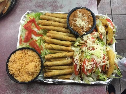 Paquetes familiares de: flautas, tacos dorados, enchiladas rojas y verdes, gorditas, deliciosas atemática comida mexicana .