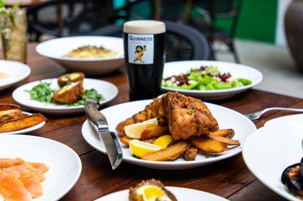 Foxy's Fish & Chips
 cod filet, Guinness batter, salt & vinegarfries, malt tartar