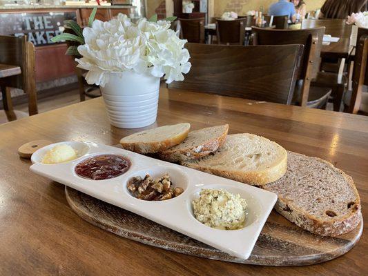 Complimentary bread plate