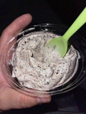 ground Oreo ice cream/nieve de Oreo molido