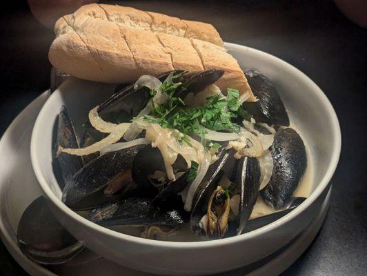 Mussels starter. Fantastic broth. Bread is nothing special.