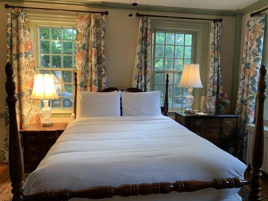 Queen bed in the Bradford room.