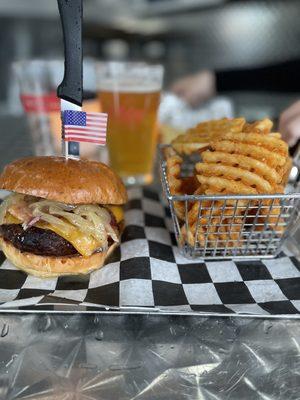 Americana Cheeseburger w/Waffle Fries