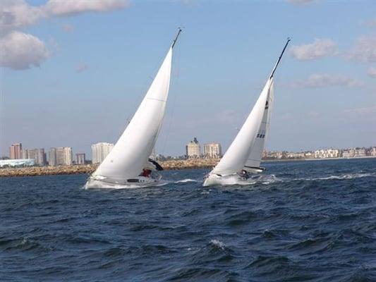 Beneteau 46 Quiver and the Beneteau 10R go head to head in 25kts