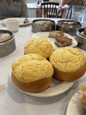 Pineapple custard buns