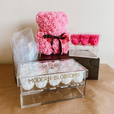 Forever Roses in acrylic boxes + Mini Rose bear