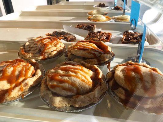 Caramel apple mini pies