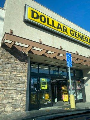 Dollar General in San Bernardino terrible staff and management