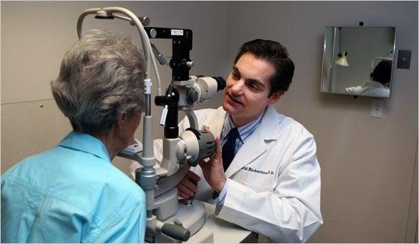 Dr. David Richardson focuses on cataract and specialized glaucoma surgery.  He is accepting new patients in our San Marino office.