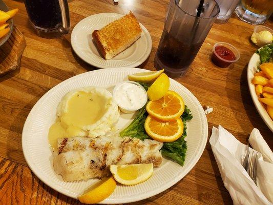 Cod , mash patatoes and bread