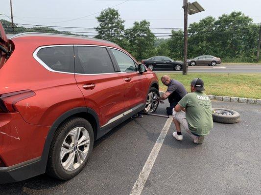 Two wonderful super kind and cool DHY staff helping me changing the ruptured tire! (Forgot to ask the name, my bad)