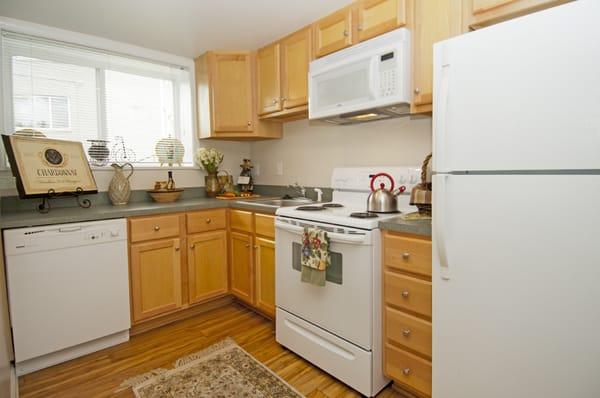 The Renaissance Club Apartments: 2BR Kitchen