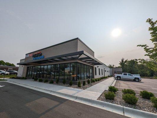 Another exterior view of the new Golden Valley BluePearl Pet Hospital.