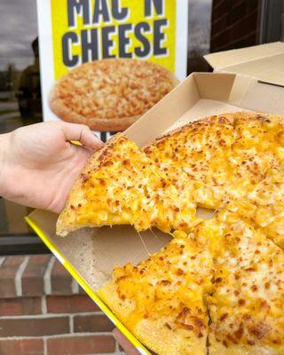 Indulge in Hungry Howie's Mac and Cheese Pizza - creamy, cheesy goodness atop a crispy crust. Comfort food taken to the next level!  #De