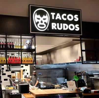 Order pick-up area of Tacos Rudos.