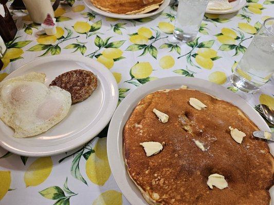 Hot and fresh food- great pancakes!