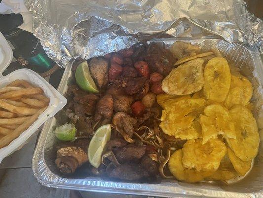 3 meat bandeja con tostones