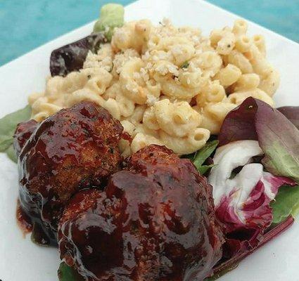 CheChe's Vegan BBQ Cauli Wing, w. Mac n Cheese.. SO GOOD!