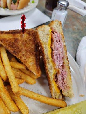 Grilled Ham & cheese w/fries