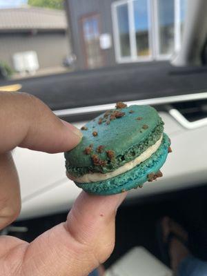 Cookie Monster macaroon