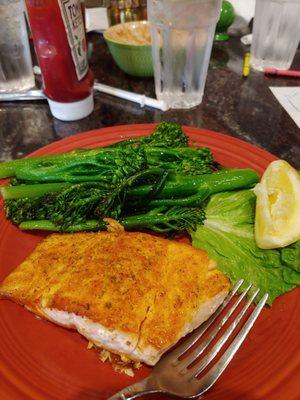 Special: Fresh salmon, Cajun style, with broccolini. Not very spicy, but *perfectly* cooked and delicious.