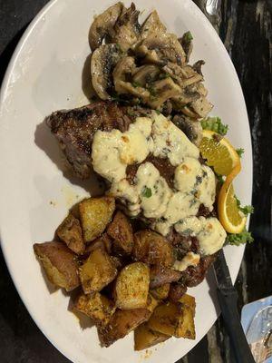 Steak with sautéed mushrooms