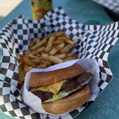 Cheeseburger & crispy fries