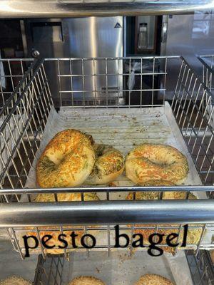 Pesto bagels