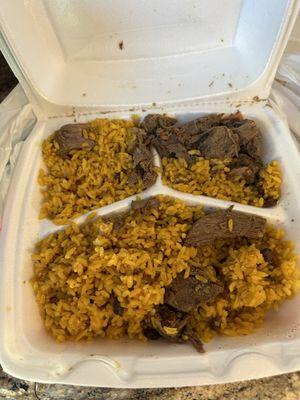 Arroz con gandules y supuestamente Bistec encebollado .., eso era carne guisada