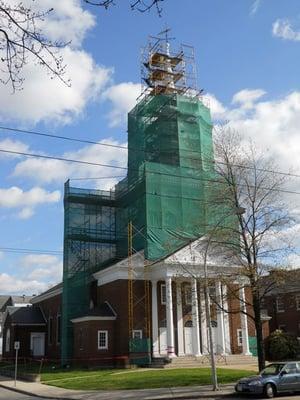 Mesh containment around scaffolding