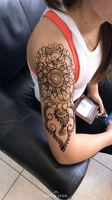 Tribal henna look! Bring us your design, we love henna challenges !