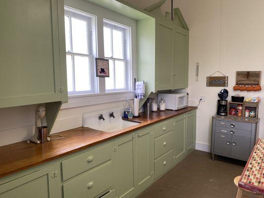 Sassy Sisters' Inn has a full kitchen available including major appliances.