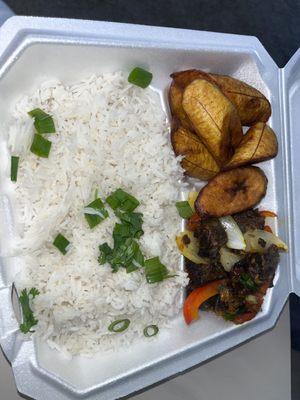 Savory Peppered beef with white rice and plantains