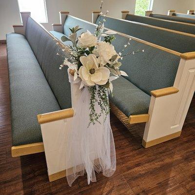 Our spray style pew decor