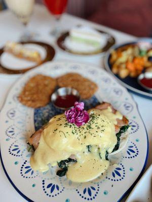 smoked salmon benedict w/ hashbrown