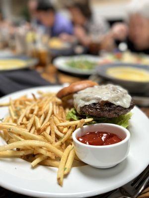 Signature burger was perfectly cooked.  Fries were thinly sliced and fried w the right crunchiness and seasoned perfectly