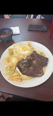 Chilaquiles verdes con bistec