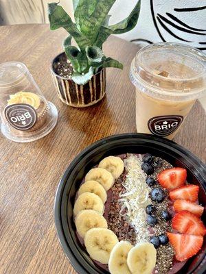 Iced Butterbeer Latte, Acai Bowl and butterbeer cupcake