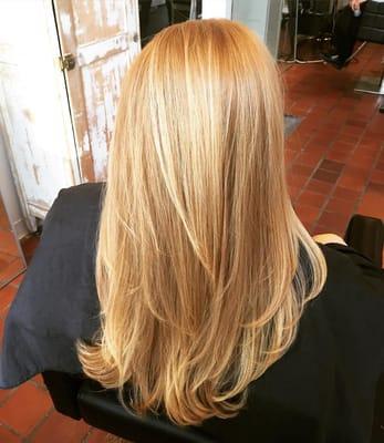 We continue day of 1000 blondes with Cate! She goes for an all over golden blonde and I threw in some pale highlights,