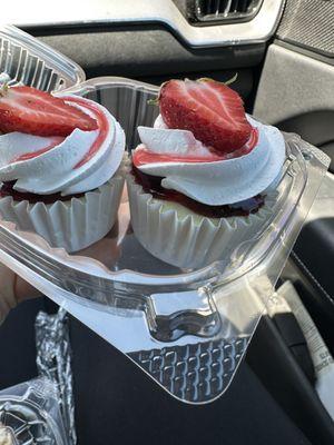 Strawberry cheesecakes with the most delicious strawberry purée!