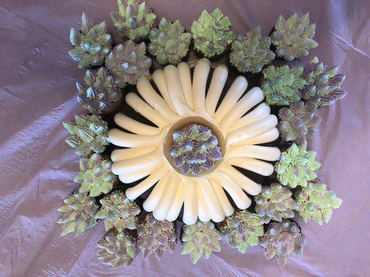 We paired the cupcakes with a Bundt cake for a very earthy look.