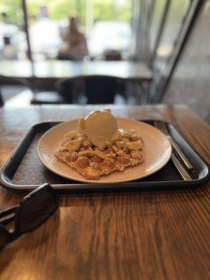 Bubble Waffle (with vanilla ice cream and bananas)