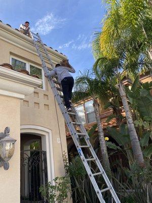 Roof cleaning replace broken tile