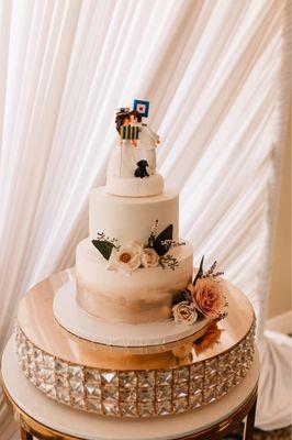 Wedding Planner: Dee Lee Designs Photography: Marisa McDonald Photography Florals: Lovely Peonies Cake: Cute Cakes