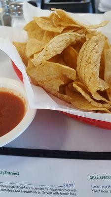 Chips & Salsa close up..Look at that crispy corn texture!