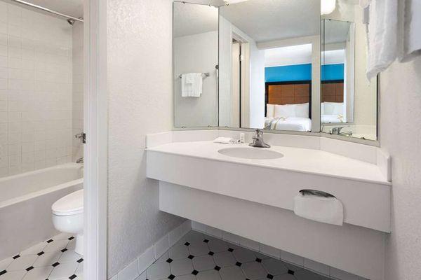 Guest room bath