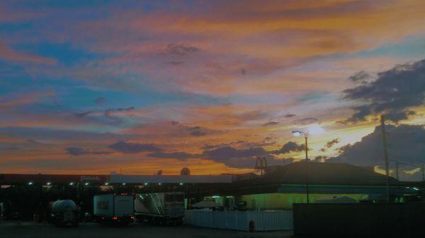 pulled in sky setup like this at Sunset with traces at colors all over I like to call them Crayola Skies ©Trucker Kev The Paid Tourist