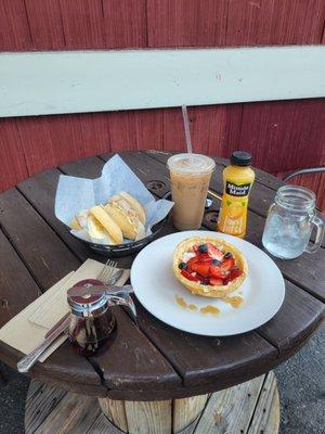 Waffle bowl, 2 egg sandwich turkey protein added Iced coffee and O.J with syrup on the side. Delish. I give them a 10 out of 10.