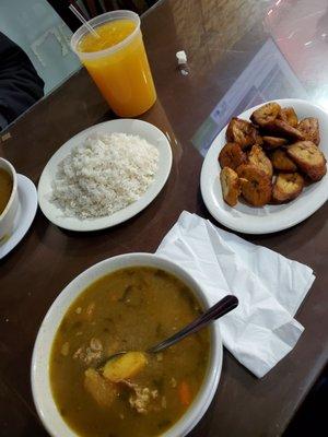 Sancocho, arroz blanco, aguacate y jugo de parcha